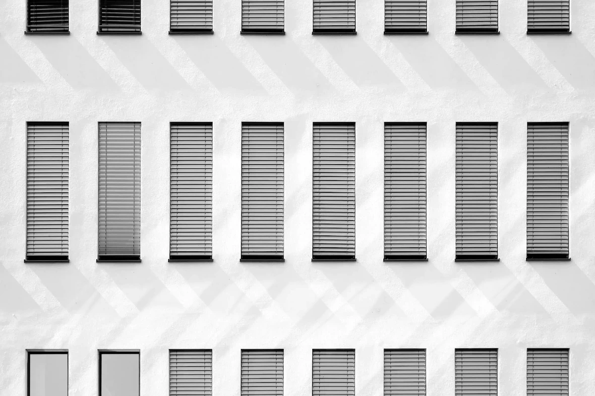 پنجره‌های یک ساختمان در نورنبرگ، آلمان
